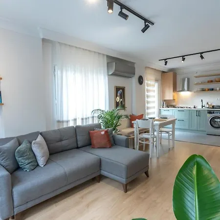 Charming - Near Axis Mall *